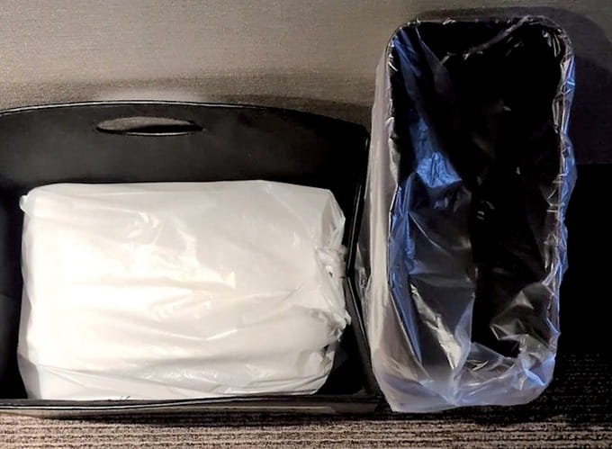 使用済みタオルと回収希望ゴミ入れの例